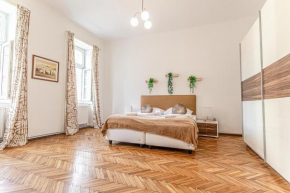 Timeless Vienna: 2BR Apt in the Historic District